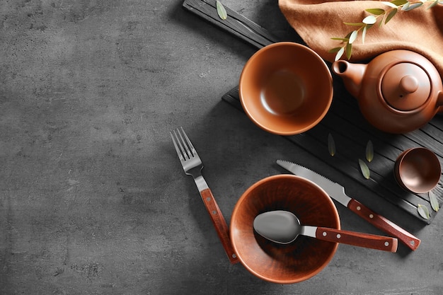 Mesa con platos y utensilios